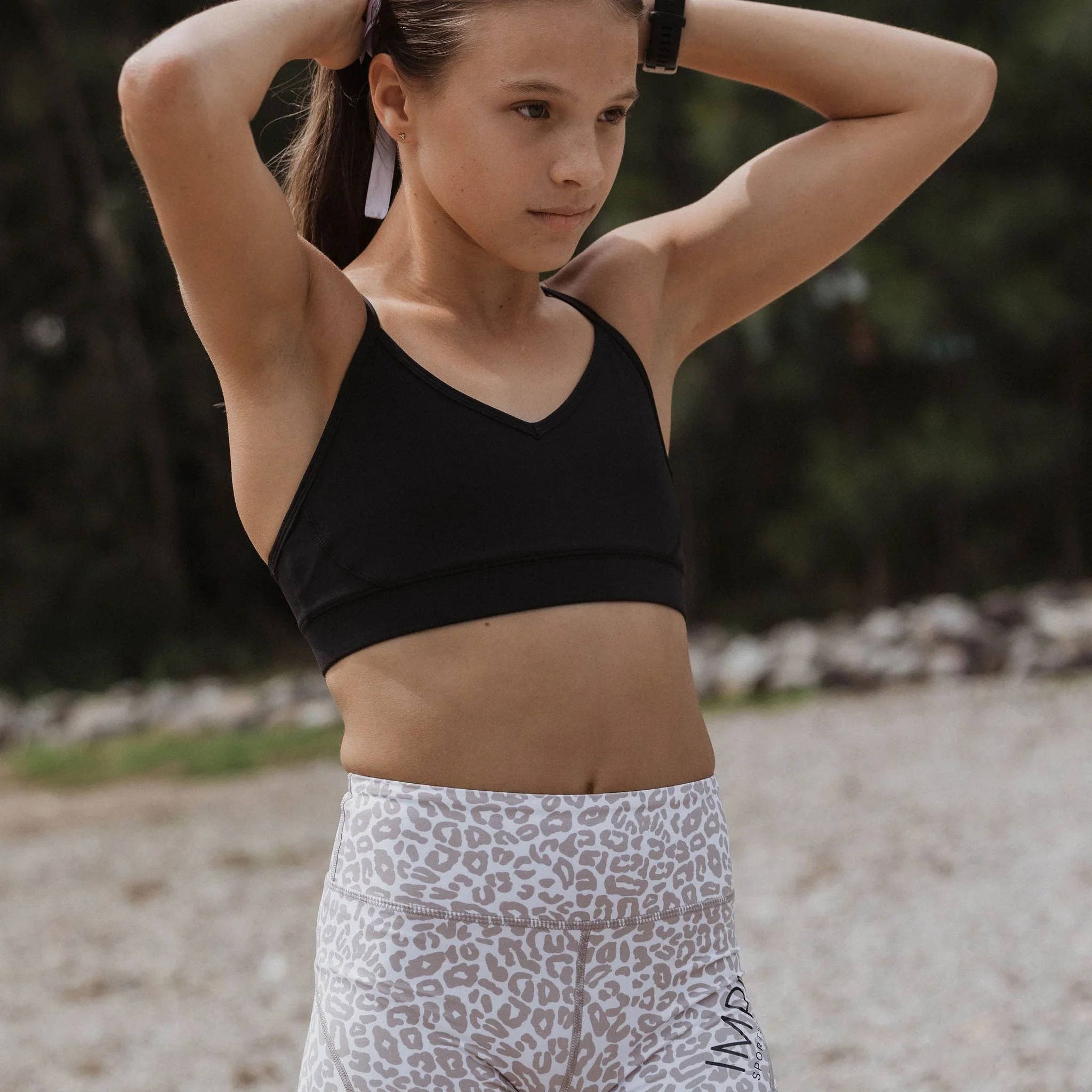IMPI V-Neck Sports Crop - Black - Image 3